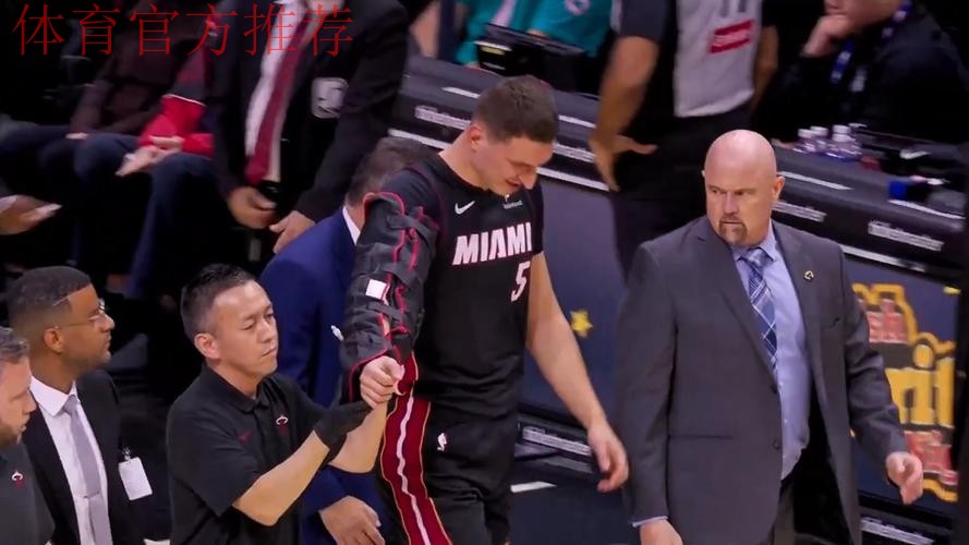 约维奇扣篮被犯规平摔落地，手肘受伤已被护臂包裹离场治疗